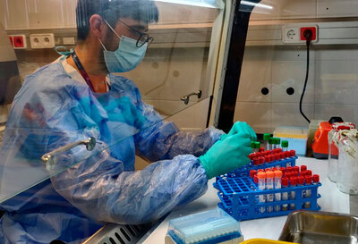 Tècnic de laboratori de l'Hospital de Palamós analitzant proves PCR