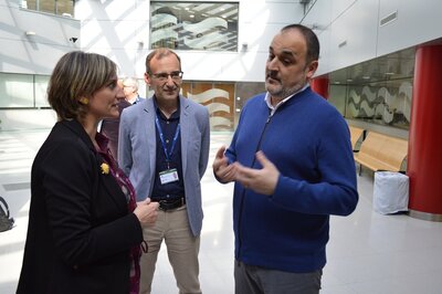 La consellera de salut Alba Vergés amb el gerent de SSIBE, Xavier Pérez i l'autor del llibre, Gabriel Martín
